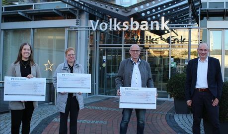 Sascha Ringe von der Volksbank (re.) übergab symbolische Schecks an (v. li.) Lena Tiedemann (Landjugend Oerel), Birgit Martens (Heimatverein Nieder Ochtenhausen), Reiner Brodtmann (Heimat- und Kulturverein Augustendorf)