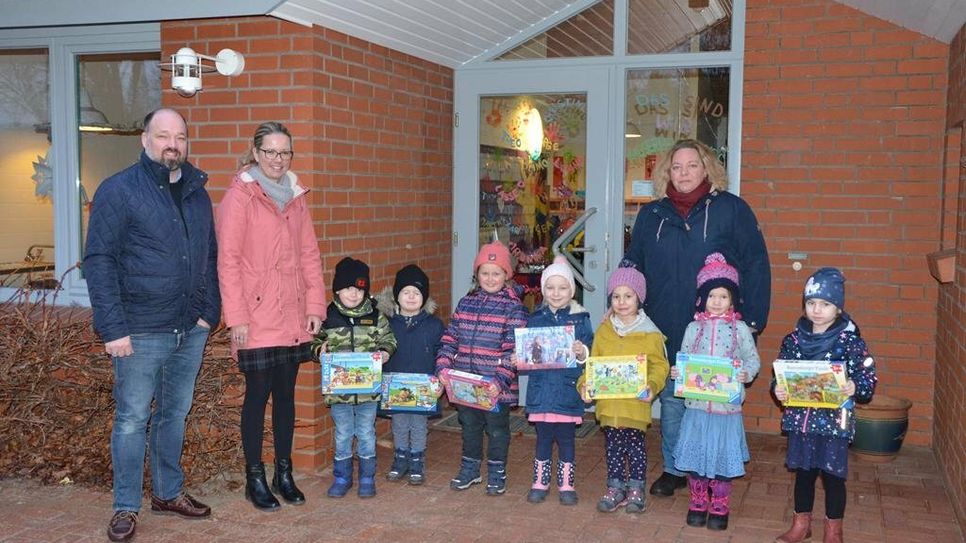 Kita-Leiterin Juliane Dallüge (re.) und die Kita-Kinder freuen sich über die Spende von Timm und Nicole Haberland.