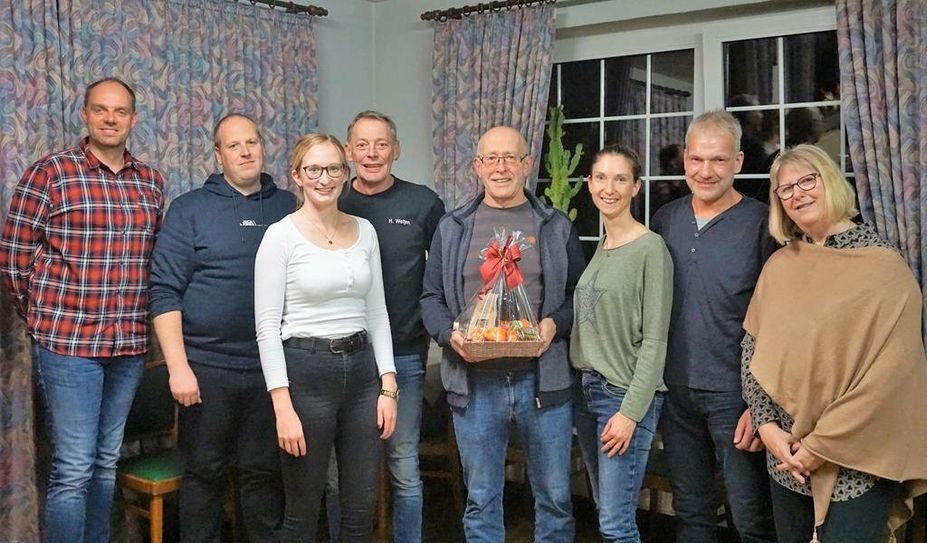 Stolze Leistung: Herbert Junge (4. v.re.) war 30 Jahre als Fachwart beim Tennisverein Grün-Weiß Appeln tätig. Der neu gewählte Vorstand gratulierte.