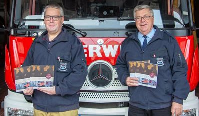 Ortsbrandmeister Olav Heese (links) und Wilfried Teetz, Leiter der Altersabteilung, freuen sich, die Chronik „125 Jahre Freiwillige Feuerwehr Osterholz-Scharmbeck“ vorstellen zu können. Foto: ffohz.de