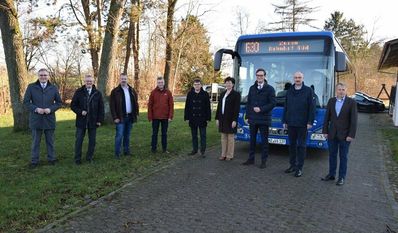 Die Beteiligten aus den Gemeinden der Landkreise Osterholz und Rotenburg (Wümme) freuen sich über das ausgeweitete Angebot der Buslinie 630. Foto: eb