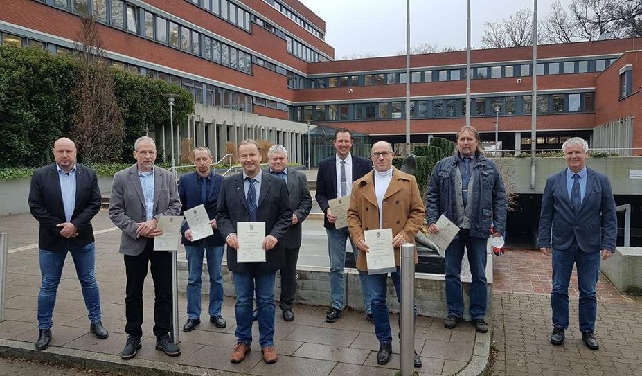 V.l.: Frank Thies (Leiter Ordnungsamt Landkreis), Jürgen Finke, Wolfgang Surek, Bernd Wülpern, Jan Husmann, Dirk Eichstaedt, Christopher Thompson, Jörg Falk und Heinrich Brand (Obermeister Schornsteinfegerinnung Stade für den Elbe-Weser-Raum).