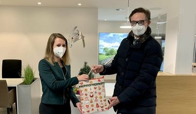 Bürgermeister Kristian Tangermann überreichte Süßigkeiten als kleines Dankeschön für den unermüdlichen Einsatz.