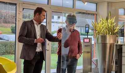 Jens Fislage, Geschäftsinhaber der BKE Fislage in Ritterhude, erläutert Bürgermeister Jürgen Kuck den Einsatz der innovativen Mixed Reality Präsentation mit 3D-Hologramm.