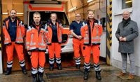 Bürgermeister Michael Hannebacher (rechts) bedankte sich bei den Aktiven der Rettungswache.