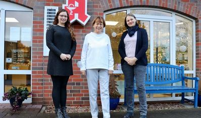 Die Apothekerinnen Anastasija Faust, Rita Stolle und Britta Schleßelmann sind ihre Ansprechpartnerinnen für Gesundheit und Wohlbefinden.