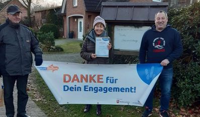 Margot Tekath wurde von Bernd Meyer (rechts) beim Spazierengehen überrascht. Ehemann Hans-Gerhard Tekath musste gleich mit anfassen.