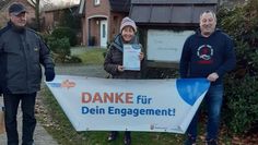 Margot Tekath wurde von Bernd Meyer (rechts) beim Spazierengehen überrascht. Ehemann Hans-Gerhard Tekath musste gleich mit anfassen.