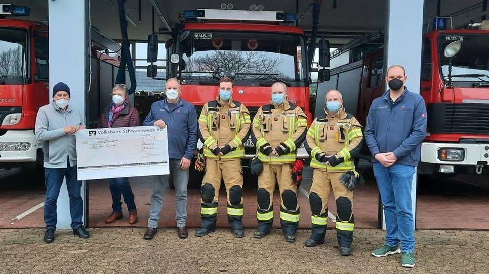 Die Freiwillige Feuerwehr Schwanewede freut sich über die Spende der Schwaneweder Initiative e.V.