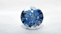 Ein Teil der Kremationsasche kann in einen synthetischen Diamanten umgewandelt werden. Foto: djd/Algordanza Erinnerungsdiamanten