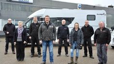 Thorsten Kiehl (4. v.l.) und seine Mitarbeiter:innen freuen sich auf Anfragen. Pandemiebedingt fehlen auf dem Foto fünf Mitarbeiter – denn bei Kiehl regelt man mit Abstand alles auf Nummer sicher.