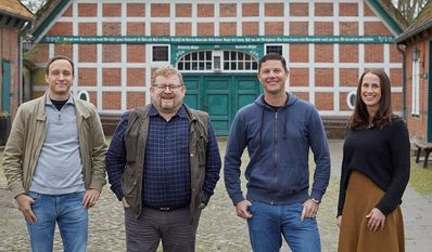 Die Co-Vorsitzenden Ina Helwig (re.) und Nils Bassen (li.) präsentieren die nominierten Kandidaten Tobias Koch (Polizeibeamter, Bürgermeister Vahlde, 2. v.r.) und Bernd Wölbern (MdL, Wohnste).