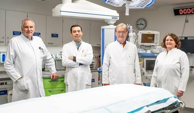 Chefarzt Dr. Jörg Franke (v. li.), Oberarzt Felipe Alonso Del Hierro Barron, Chefarzt Dr. Oskar Freudenthaler und Oberärztin Lydia Kaiser gehören zum Team des neuen Zentrums für Alterstraumatologie.