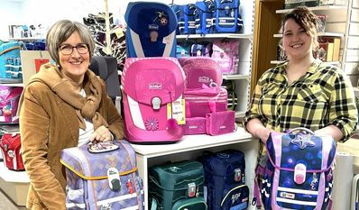 Anke Kless (li.) und Mandy Matsche präsentieren eine große Auswahl an Schulranzen.