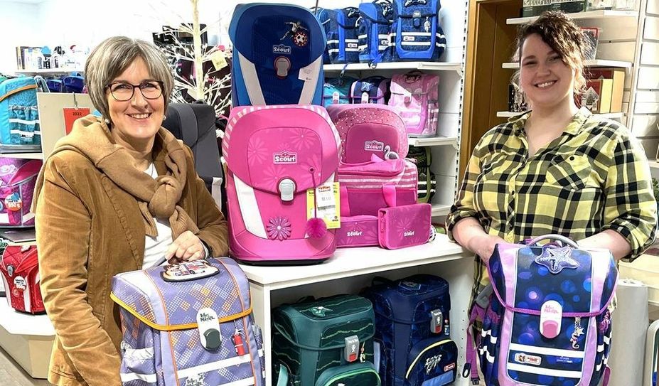 Anke Kless (li.) und Mandy Matsche präsentieren eine große Auswahl an Schulranzen.