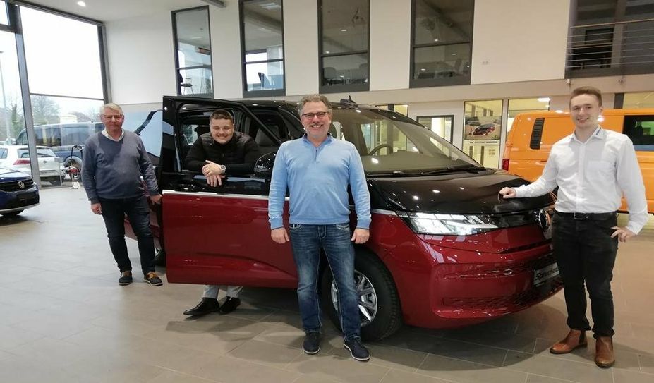 Thomas Behrens (v. li.), Jonas Butt, Matthias Karmann und Julian Kühn präsentieren den neuen T7 Multivan.