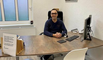 Dr. Marc Hanefeld freut sich über seine neu renovierte Praxis, nachdem er mehrere Monate im Container praktizieren musste.