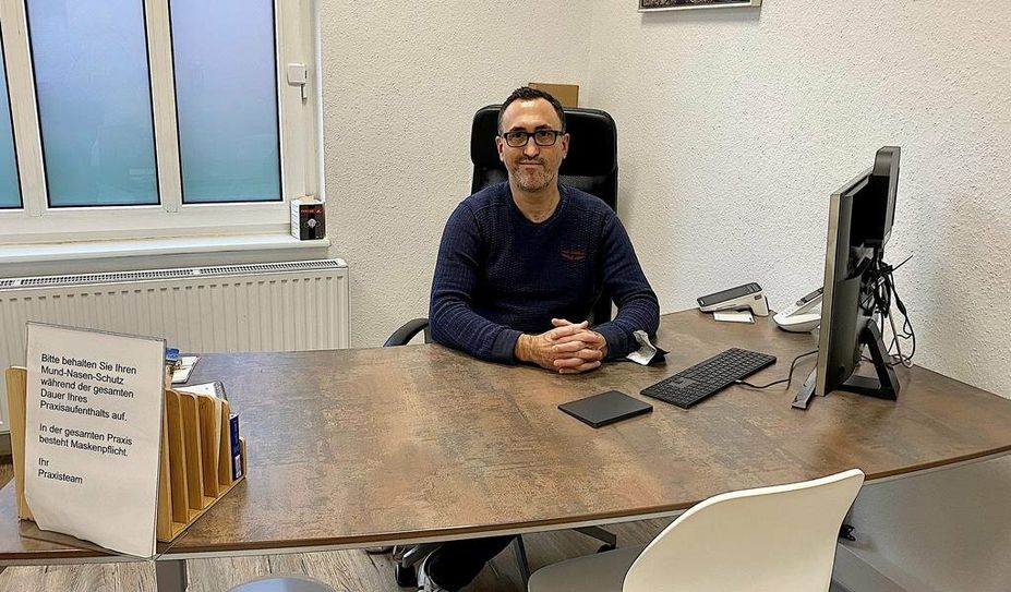 Dr. Marc Hanefeld freut sich über seine neu renovierte Praxis, nachdem er mehrere Monate im Container praktizieren musste.