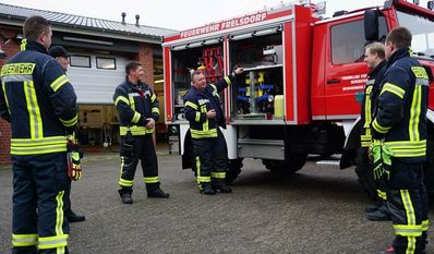 Wieder im Einsatz. Der generalüberholte Unimog TLF8/18W der Freiwilligen Feuerwehr Frelsdorf.
Ortsbrandmeister Michael Hollen zeigt den Kameraden den neuen Aufbau.