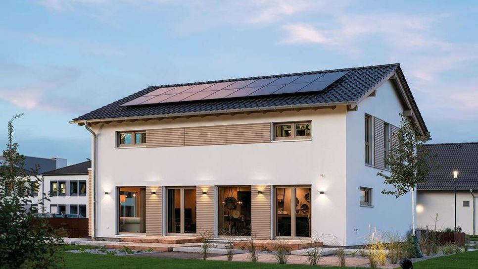 Eine Photovoltaikanlage auf dem Dach, ein regeneratives Heizsystem, der naturgesunde Baustoff Holz und eine wirksam gedämmte Gebäudehülle: Beim klimafreundlichen Eigenheim sind alle Komponenten aufeinander abgestimmt.