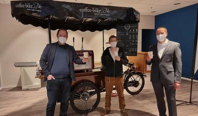 Stefan Molkentin, Unternehmerin Monika Wendlandt und Innenstadt-Manager Nils Buhlert stießen mit einem leckeren Heißgetränk auf das gerade eröffnete „Lastenrad-Café“ im Haus am Markt an.