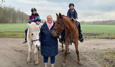 Die beiden Schwestern Fiona und Elina fühlten sich auf den Ponys puddelwohl und wären am liebsten noch stundenlang weiter geritten. Fotos: eb