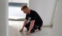 Caspar Wittig macht seine Ausbildung zum Parkettleger im „RaumWerk“.