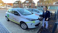 Margarita Krotter betankt das E-Auto, mit dem Medikamente ausgeliefert werden.