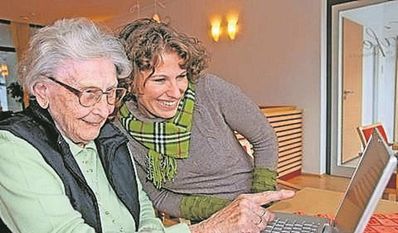 Dank Tablet oder Laptop können ältere Menschen alte Schlager hören - und auch die Verbindung zu Verwandten in der Ferne halten.