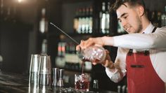 Nach dem Hauptjob noch in einer Bar arbeiten? Wer einen Zweitjob hat, muss den Arbeitsschutz einhalten. Foto: alfa27/fotolia/