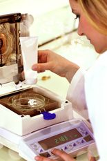 PTAs können nicht nur in der Apotheke arbeiten, sondern auch in Labors oder in der Industrie. Foto: djd/Linda AG/Getty Images/Savas Keskiner