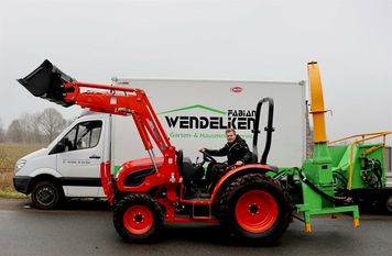 Fabian Wendelken und sein nagelneuer KIOTI DK 4510 Traktor sind einsatzbereit.