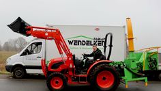 Fabian Wendelken und sein nagelneuer KIOTI DK 4510 Traktor sind einsatzbereit.