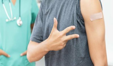 Erkenntnisse aus Israel zeigen, dass eine Dreifachimpfung zu 60-70% vor einer Omikron-Infektion schützt.