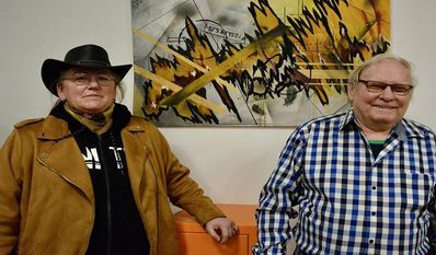 Ulrike Potthast mit Wolfgang Unruh mit passender Jacke zu ihrem farbenprächtigen Werk