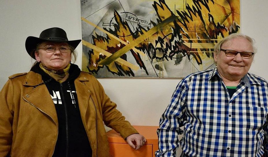 Ulrike Potthast mit Wolfgang Unruh mit passender Jacke zu ihrem farbenprächtigen Werk