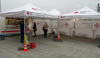 Neu angeschaffte Pavillons ermöglichen, Snacks und Getränke witterungsgeschützt zu sich zu nehmen.