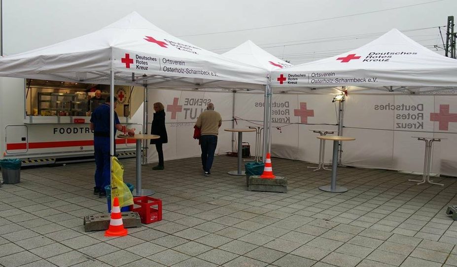 Neu angeschaffte Pavillons ermöglichen, Snacks und Getränke witterungsgeschützt zu sich zu nehmen.