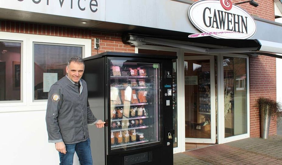 Stefan Gawehn am neuen Automaten vor dem Geschäft in Gnarrenburg.