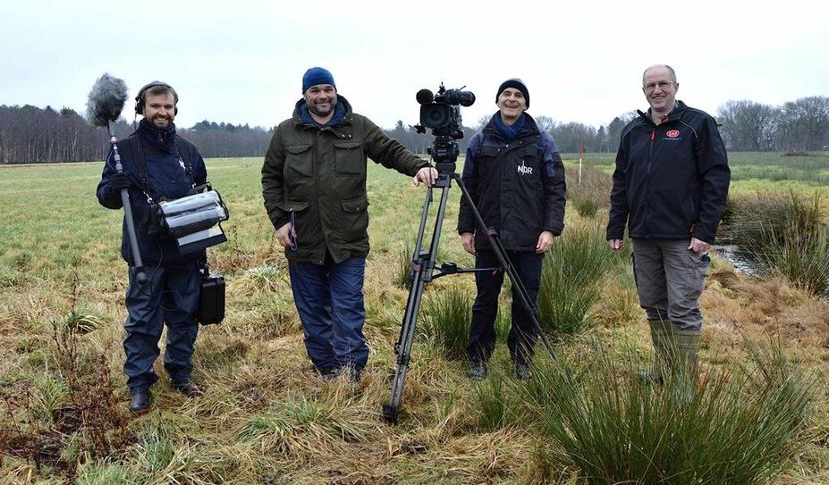 Landwirt Bernd Kück mit einem Fernseh-Team des NDR im Ganrrenburger Moor.