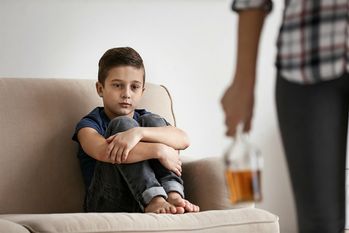 In Deutschland wachsen ca. drei Millionen Kinder und Jugendliche mit einem suchtkranken Elternteil auf. Bild: Adobestock/africa studio