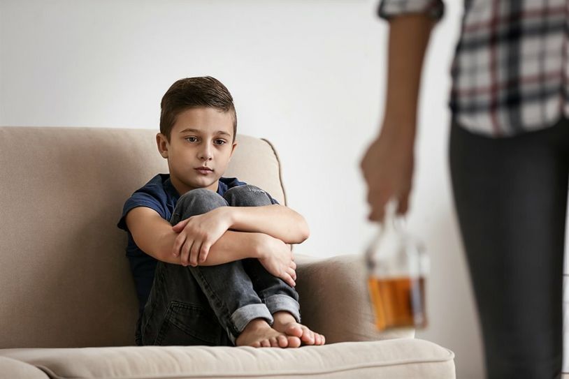 In Deutschland wachsen ca. drei Millionen Kinder und Jugendliche mit einem suchtkranken Elternteil auf. Bild: Adobestock/africa studio