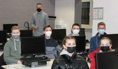 Jannis Düls (im Hintergrund) informierte Schüler:innen der Klasse 10a der Oberschule über die Aufgaben des Jugendrats.