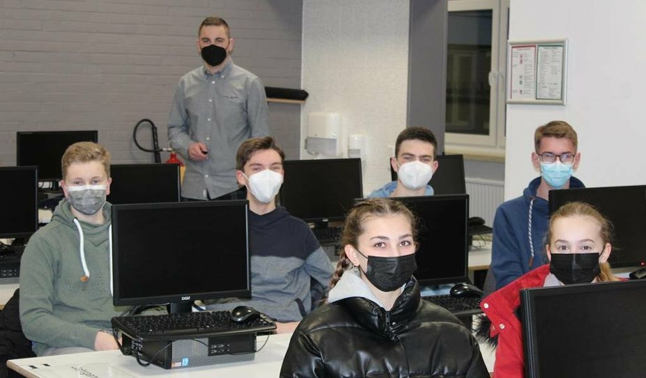 Jannis Düls (im Hintergrund) informierte Schüler:innen der Klasse 10a der Oberschule über die Aufgaben des Jugendrats.