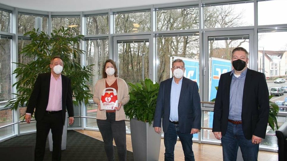 V. l.: Karsten Okraffka (Volksbank eG Osterholz Bremervörde), Maike Stoltmann (Firma B-Medic), Manfred P, Kiehn (Vorsitzender der Sportkonferenz Lilienthal), Claas Reckmann SV Lilienthal-Falkenberg.