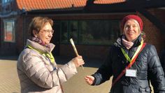 Ein Malerpinsel dient als Staffelstab.