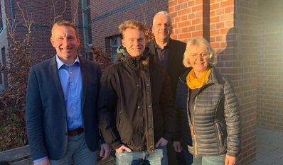 Stipendiat Lennart Stift (2. v. li.) mit dem stellvertretenden Samtgemeindebürgermeister Harald Hauschild (v. li.), Andreas Koy (Leiter Ordnungsamt) und Ulrike Ringen (Vorsitzende Sozialausschuss). Es fehlt die Stipendiatin Johanna Gutzeit.