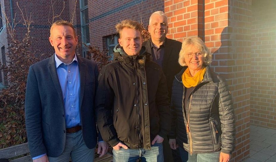 Stipendiat Lennart Stift (2. v. li.) mit dem stellvertretenden Samtgemeindebürgermeister Harald Hauschild (v. li.), Andreas Koy (Leiter Ordnungsamt) und Ulrike Ringen (Vorsitzende Sozialausschuss). Es fehlt die Stipendiatin Johanna Gutzeit.
