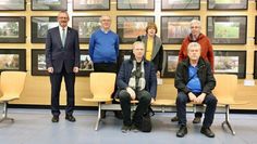 Fünf der beteiligten Künstler:innen eröffneten ihre Ausstellung in kleinem Kreis mit dem Landrat. Foto: akl
