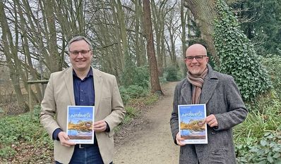 Landrat Marco Prietz (links) und TouROW Geschäftsführer Udo Fischer präsentieren das neue „nordwärts 2022“. Foto: Touristikverband Landkreis Rotenburg